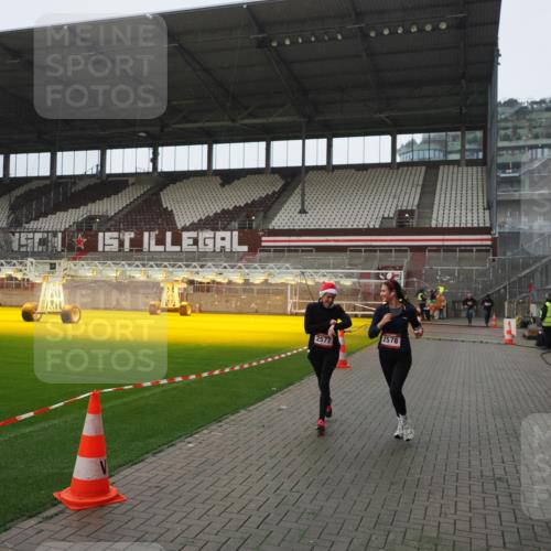 07.12.2025 - St. Pauli X-Mass-Run No. 15 Fabian Wolf http://msf.ph/oto/9413573 07.12.2025 11:20:12 Ziel 2577, 2578, 3170, 3324 meine-sportfotos.de