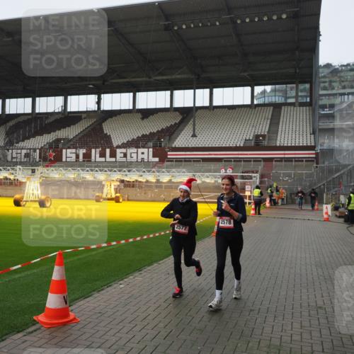 07.12.2025 - St. Pauli X-Mass-Run No. 15 Fabian Wolf http://msf.ph/oto/9413579 07.12.2025 11:20:12 Ziel 2577, 2578, 3170, 3324 meine-sportfotos.de