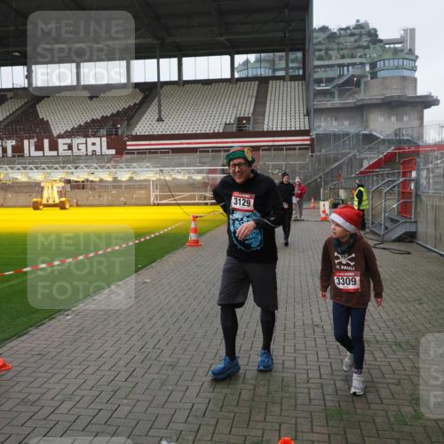 07.12.2025 - St. Pauli X-Mass-Run No. 15 Fabian Wolf http://msf.ph/oto/9413616 07.12.2025 11:20:29 Ziel 1020, 1135, 1614, 2132, 2134, 2242, 2305, 3129, 3157, 3309, 4637 meine-sportfotos.de