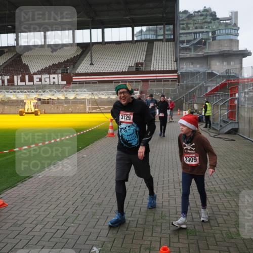 07.12.2025 - St. Pauli X-Mass-Run No. 15 Fabian Wolf http://msf.ph/oto/9413619 07.12.2025 11:20:29 Ziel 1020, 1135, 1614, 2132, 2134, 2242, 2305, 3129, 3157, 3309, 4637 meine-sportfotos.de