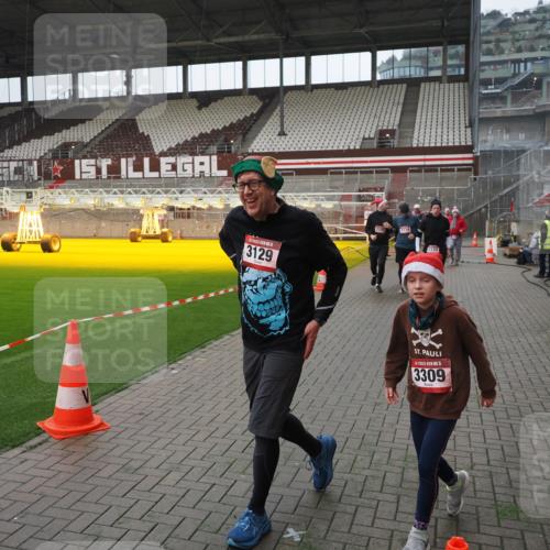 07.12.2025 - St. Pauli X-Mass-Run No. 15 Fabian Wolf http://msf.ph/oto/9413628 07.12.2025 11:20:30 Ziel 1020, 1135, 1614, 2132, 2134, 2242, 2305, 3129, 3157, 3309, 4637 meine-sportfotos.de