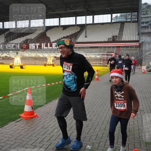 07.12.2025 - St. Pauli X-Mass-Run No. 15 Fabian Wolf http://msf.ph/oto/9413631 07.12.2025 11:20:30 Ziel 1020, 1135, 1614, 2132, 2134, 2242, 2305, 3129, 3157, 3309, 4637 meine-sportfotos.de