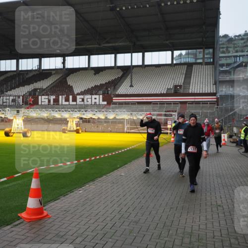 07.12.2025 - St. Pauli X-Mass-Run No. 15 Fabian Wolf http://msf.ph/oto/9413648 07.12.2025 11:20:32 Ziel 1020, 1135, 1614, 2132, 2134, 2242, 2305, 3129, 3157, 3309, 4637 meine-sportfotos.de