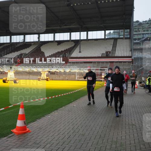 07.12.2025 - St. Pauli X-Mass-Run No. 15 Fabian Wolf http://msf.ph/oto/9413651 07.12.2025 11:20:33 Ziel 1020, 1135, 1614, 2132, 2134, 2242, 2305, 3129, 3157, 3309, 4637 meine-sportfotos.de