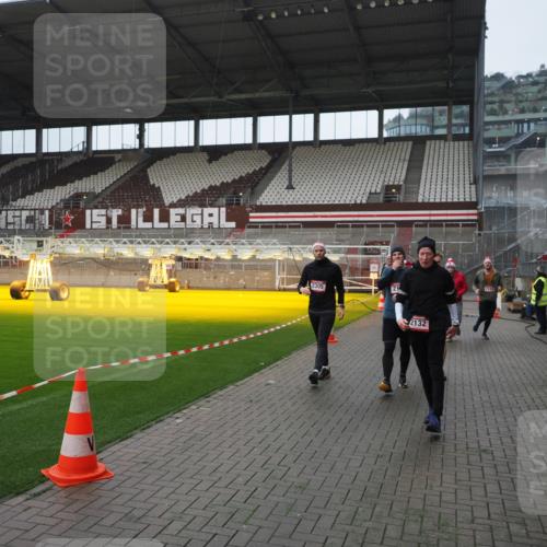 07.12.2025 - St. Pauli X-Mass-Run No. 15 Fabian Wolf http://msf.ph/oto/9413654 07.12.2025 11:20:33 Ziel 1020, 1135, 1614, 2132, 2134, 2242, 2305, 3129, 3157, 3309, 4637 meine-sportfotos.de