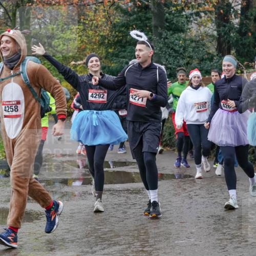 07.12.2025 - St. Pauli X-Mass-Run No. 15 Michael Burmester http://msf.ph/oto/9413672 07.12.2025 11:46:06 Laufen 15, 4258, 4292, 807, 4271, 282, 426, 4272 meine-sportfotos.de