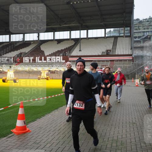 07.12.2025 - St. Pauli X-Mass-Run No. 15 Fabian Wolf http://msf.ph/oto/9413677 07.12.2025 11:20:35 Ziel 1020, 1135, 1614, 2132, 2134, 2242, 2305, 3129, 3309 meine-sportfotos.de