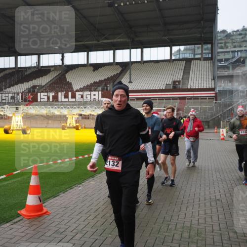 07.12.2025 - St. Pauli X-Mass-Run No. 15 Fabian Wolf http://msf.ph/oto/9413680 07.12.2025 11:20:35 Ziel 1020, 1135, 1614, 2132, 2134, 2242, 2305, 3129, 3309 meine-sportfotos.de