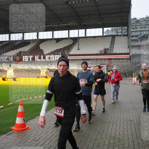 07.12.2025 - St. Pauli X-Mass-Run No. 15 Fabian Wolf http://msf.ph/oto/9413683 07.12.2025 11:20:35 Ziel 1020, 1135, 1614, 2132, 2134, 2242, 2305, 3129, 3309 meine-sportfotos.de