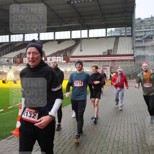 07.12.2025 - St. Pauli X-Mass-Run No. 15 Fabian Wolf http://msf.ph/oto/9413688 07.12.2025 11:20:35 Ziel 1020, 1135, 1614, 2132, 2134, 2242, 2305, 3129, 3309 meine-sportfotos.de