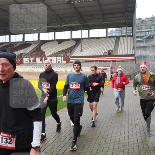 07.12.2025 - St. Pauli X-Mass-Run No. 15 Fabian Wolf http://msf.ph/oto/9413691 07.12.2025 11:20:36 Ziel 1020, 1135, 1614, 2132, 2134, 2242, 2305, 3129, 3309 meine-sportfotos.de