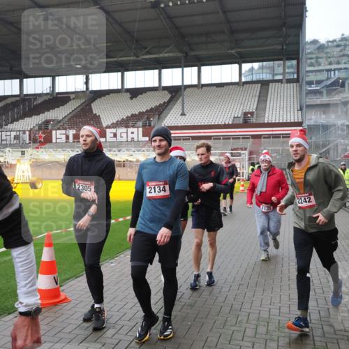 07.12.2025 - St. Pauli X-Mass-Run No. 15 Fabian Wolf http://msf.ph/oto/9413694 07.12.2025 11:20:36 Ziel 1020, 1135, 1614, 2132, 2134, 2242, 2305, 3129, 3309 meine-sportfotos.de