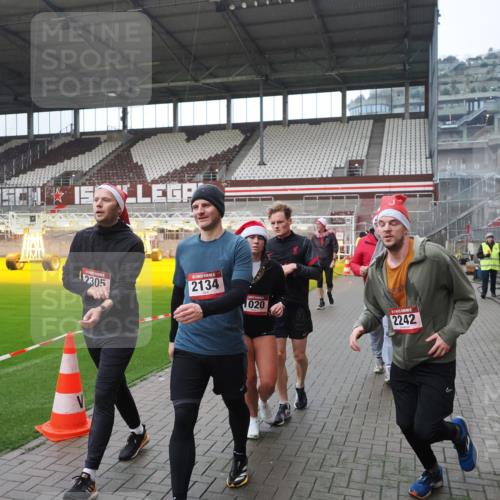 07.12.2025 - St. Pauli X-Mass-Run No. 15 Fabian Wolf http://msf.ph/oto/9413697 07.12.2025 11:20:36 Ziel 1020, 1135, 1614, 2132, 2134, 2242, 2305, 3129, 3309 meine-sportfotos.de