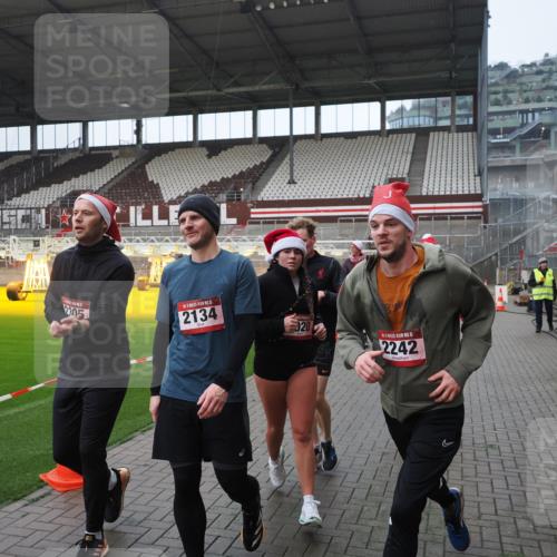 07.12.2025 - St. Pauli X-Mass-Run No. 15 Fabian Wolf http://msf.ph/oto/9413700 07.12.2025 11:20:36 Ziel 1020, 1135, 1614, 2132, 2134, 2242, 2305, 3129, 3309 meine-sportfotos.de