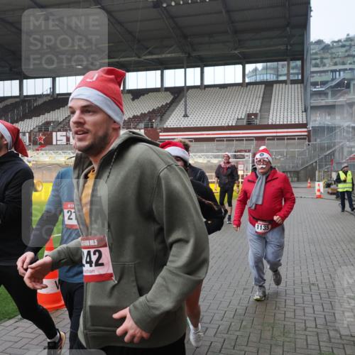 07.12.2025 - St. Pauli X-Mass-Run No. 15 Fabian Wolf http://msf.ph/oto/9413708 07.12.2025 11:20:37 Ziel 1020, 1135, 1614, 2132, 2134, 2242, 2305, 3129, 3309 meine-sportfotos.de