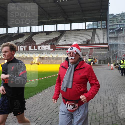 07.12.2025 - St. Pauli X-Mass-Run No. 15 Fabian Wolf http://msf.ph/oto/9413726 07.12.2025 11:20:38 Ziel 1020, 1135, 1614, 2132, 2134, 2242, 2305, 3129, 3309 meine-sportfotos.de