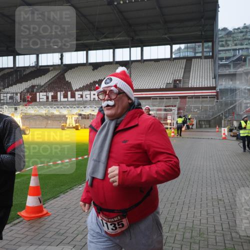 07.12.2025 - St. Pauli X-Mass-Run No. 15 Fabian Wolf http://msf.ph/oto/9413729 07.12.2025 11:20:38 Ziel 1020, 1135, 1614, 2132, 2134, 2242, 2305, 3129, 3309 meine-sportfotos.de