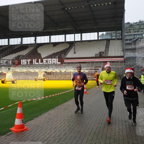 07.12.2025 - St. Pauli X-Mass-Run No. 15 Fabian Wolf http://msf.ph/oto/9413792 07.12.2025 11:20:54 Ziel 540, 765, 2379, 2462, 2601, 3037 meine-sportfotos.de