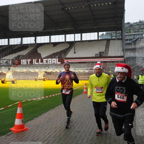 07.12.2025 - St. Pauli X-Mass-Run No. 15 Fabian Wolf http://msf.ph/oto/9413801 07.12.2025 11:20:54 Ziel 540, 765, 2379, 2462, 2601, 3037 meine-sportfotos.de