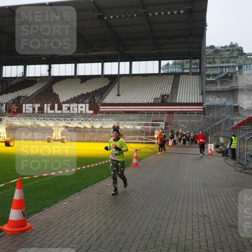07.12.2025 - St. Pauli X-Mass-Run No. 15 Fabian Wolf http://msf.ph/oto/9413815 07.12.2025 11:21:05 Ziel 540, 2379, 2601, 2854, 3037, 3135 meine-sportfotos.de