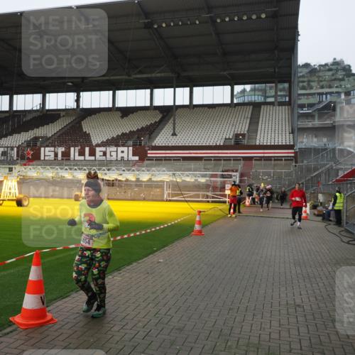 07.12.2025 - St. Pauli X-Mass-Run No. 15 Fabian Wolf http://msf.ph/oto/9413834 07.12.2025 11:21:07 Ziel 540, 2375, 2376, 2854, 3135 meine-sportfotos.de