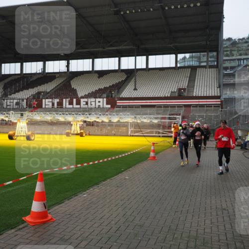07.12.2025 - St. Pauli X-Mass-Run No. 15 Fabian Wolf http://msf.ph/oto/9413843 07.12.2025 11:21:11 Ziel 2375, 2376, 2854, 2867, 3135, 3220 meine-sportfotos.de