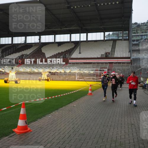 07.12.2025 - St. Pauli X-Mass-Run No. 15 Fabian Wolf http://msf.ph/oto/9413849 07.12.2025 11:21:11 Ziel 2375, 2376, 2854, 2867, 3135, 3220 meine-sportfotos.de