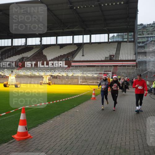 07.12.2025 - St. Pauli X-Mass-Run No. 15 Fabian Wolf http://msf.ph/oto/9413855 07.12.2025 11:21:12 Ziel 2375, 2376, 2854, 2867, 3135, 3220, 3283 meine-sportfotos.de