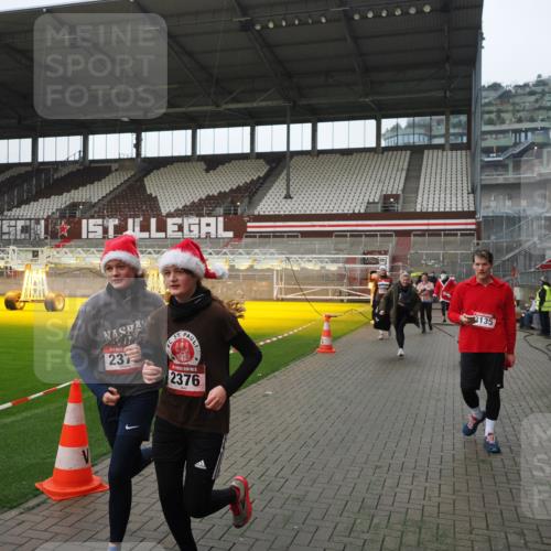 07.12.2025 - St. Pauli X-Mass-Run No. 15 Fabian Wolf http://msf.ph/oto/9413870 07.12.2025 11:21:14 Ziel 2375, 2376, 2854, 2867, 3135, 3220, 3283 meine-sportfotos.de