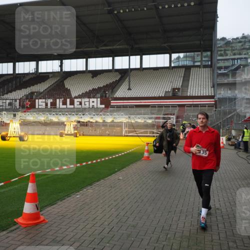 07.12.2025 - St. Pauli X-Mass-Run No. 15 Fabian Wolf http://msf.ph/oto/9413882 07.12.2025 11:21:14 Ziel 2375, 2376, 2854, 2867, 3135, 3220, 3283 meine-sportfotos.de