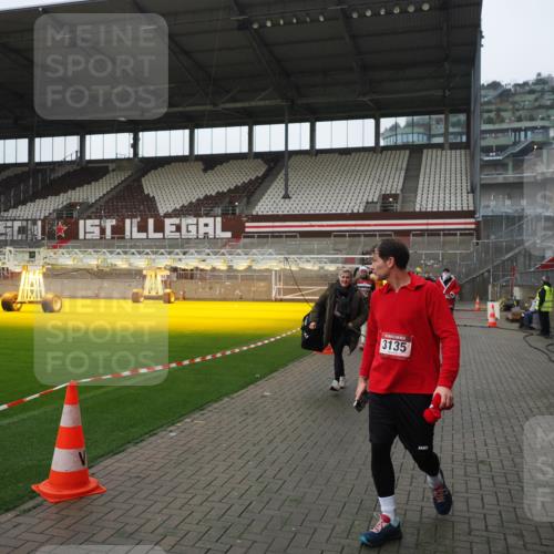 07.12.2025 - St. Pauli X-Mass-Run No. 15 Fabian Wolf http://msf.ph/oto/9413891 07.12.2025 11:21:15 Ziel 2375, 2376, 2579, 2854, 2867, 3135, 3159, 3220, 3283 meine-sportfotos.de