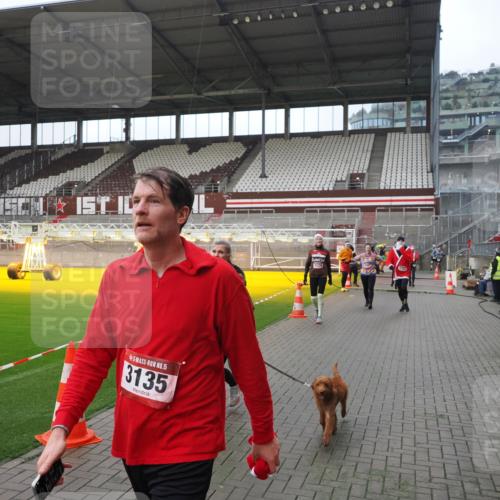 07.12.2025 - St. Pauli X-Mass-Run No. 15 Fabian Wolf http://msf.ph/oto/9413897 07.12.2025 11:21:16 Ziel 2375, 2376, 2579, 2854, 2867, 3135, 3159, 3220, 3283 meine-sportfotos.de