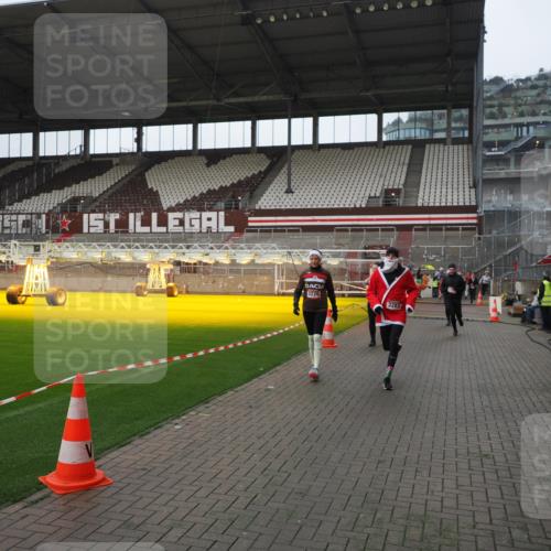 07.12.2025 - St. Pauli X-Mass-Run No. 15 Fabian Wolf http://msf.ph/oto/9413919 07.12.2025 11:21:18 Ziel 2375, 2376, 2579, 2854, 2867, 3135, 3159, 3220, 3283 meine-sportfotos.de