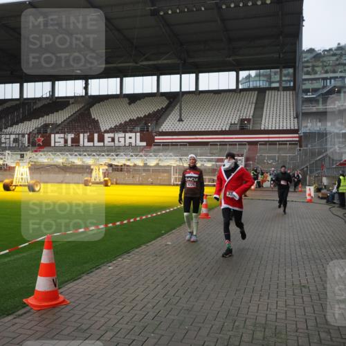 07.12.2025 - St. Pauli X-Mass-Run No. 15 Fabian Wolf http://msf.ph/oto/9413925 07.12.2025 11:21:18 Ziel 2375, 2376, 2579, 2854, 2867, 3135, 3159, 3220, 3283 meine-sportfotos.de