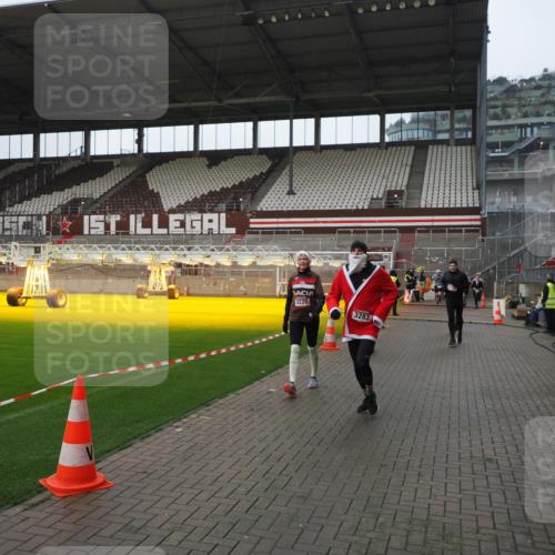 07.12.2025 - St. Pauli X-Mass-Run No. 15 Fabian Wolf http://msf.ph/oto/9413927 07.12.2025 11:21:19 Ziel 2375, 2376, 2579, 2867, 3135, 3159, 3220, 3283 meine-sportfotos.de
