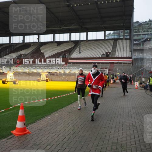 07.12.2025 - St. Pauli X-Mass-Run No. 15 Fabian Wolf http://msf.ph/oto/9413930 07.12.2025 11:21:19 Ziel 2375, 2376, 2579, 2867, 3135, 3159, 3220, 3283 meine-sportfotos.de
