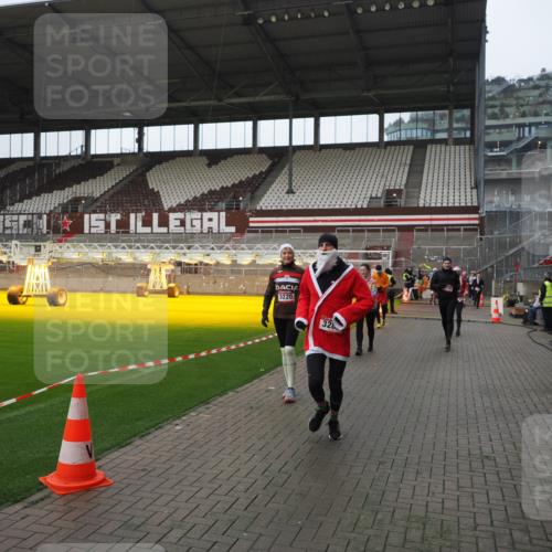 07.12.2025 - St. Pauli X-Mass-Run No. 15 Fabian Wolf http://msf.ph/oto/9413934 07.12.2025 11:21:19 Ziel 2375, 2376, 2579, 2867, 3135, 3159, 3220, 3283 meine-sportfotos.de