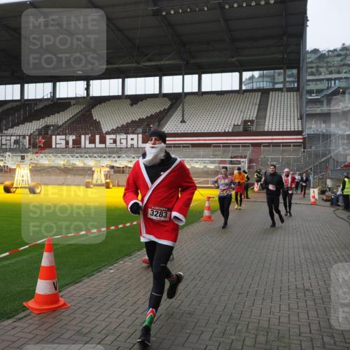 07.12.2025 - St. Pauli X-Mass-Run No. 15 Fabian Wolf http://msf.ph/oto/9413943 07.12.2025 11:21:20 Ziel 232, 2375, 2376, 2579, 2867, 3073, 3135, 3159, 3220, 3283 meine-sportfotos.de