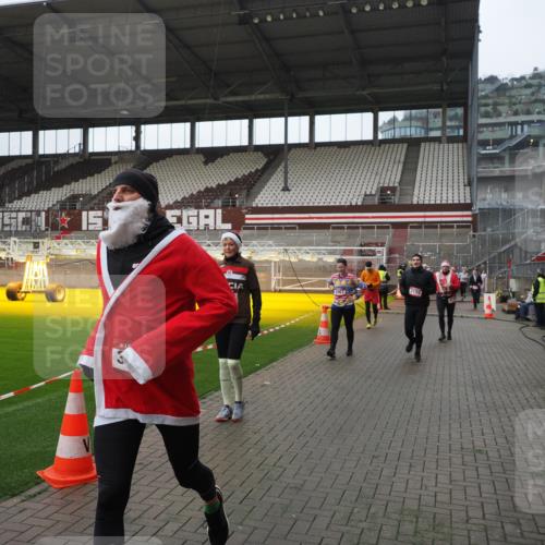 07.12.2025 - St. Pauli X-Mass-Run No. 15 Fabian Wolf http://msf.ph/oto/9413949 07.12.2025 11:21:20 Ziel 232, 2375, 2376, 2579, 2867, 3073, 3135, 3159, 3220, 3283 meine-sportfotos.de