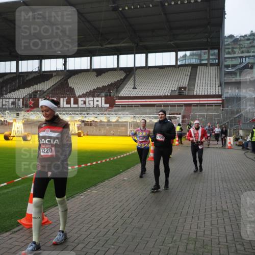 07.12.2025 - St. Pauli X-Mass-Run No. 15 Fabian Wolf http://msf.ph/oto/9413968 07.12.2025 11:21:22 Ziel 98, 105, 111, 232, 241, 2375, 2376, 2579, 2867, 3073, 3135, 3159, 3220, 3283 meine-sportfotos.de
