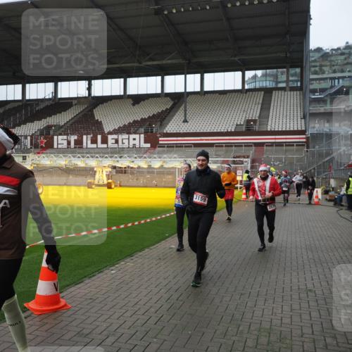 07.12.2025 - St. Pauli X-Mass-Run No. 15 Fabian Wolf http://msf.ph/oto/9413977 07.12.2025 11:21:22 Ziel 98, 105, 111, 232, 241, 2375, 2376, 2579, 2867, 3073, 3135, 3159, 3220, 3283 meine-sportfotos.de
