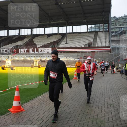 07.12.2025 - St. Pauli X-Mass-Run No. 15 Fabian Wolf http://msf.ph/oto/9413988 07.12.2025 11:21:23 Ziel 98, 105, 111, 232, 241, 2375, 2376, 2579, 2867, 3073, 3135, 3159, 3220, 3283 meine-sportfotos.de