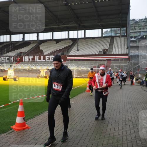 07.12.2025 - St. Pauli X-Mass-Run No. 15 Fabian Wolf http://msf.ph/oto/9413991 07.12.2025 11:21:24 Ziel 98, 105, 111, 232, 241, 2375, 2376, 2579, 2867, 3073, 3135, 3159, 3220, 3283 meine-sportfotos.de