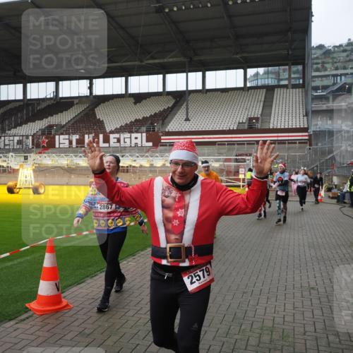 07.12.2025 - St. Pauli X-Mass-Run No. 15 Fabian Wolf http://msf.ph/oto/9414012 07.12.2025 11:21:25 Ziel 98, 105, 111, 232, 241, 1907, 2375, 2376, 2473, 2474, 2579, 2867, 3073, 3159, 3220, 3283 meine-sportfotos.de