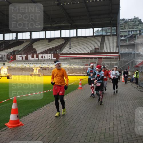 07.12.2025 - St. Pauli X-Mass-Run No. 15 Fabian Wolf http://msf.ph/oto/9414029 07.12.2025 11:21:27 Ziel 98, 105, 111, 232, 241, 1549, 1902, 1907, 2375, 2376, 2473, 2474, 2579, 2867, 3073, 3159, 3220, 3283 meine-sportfotos.de