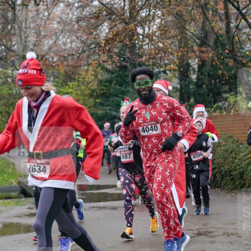 07.12.2025 - St. Pauli X-Mass-Run No. 15 Michael Burmester http://msf.ph/oto/9414040 07.12.2025 10:04:23 Laufen 2634, 1887, 15, 4040, 4509 meine-sportfotos.de