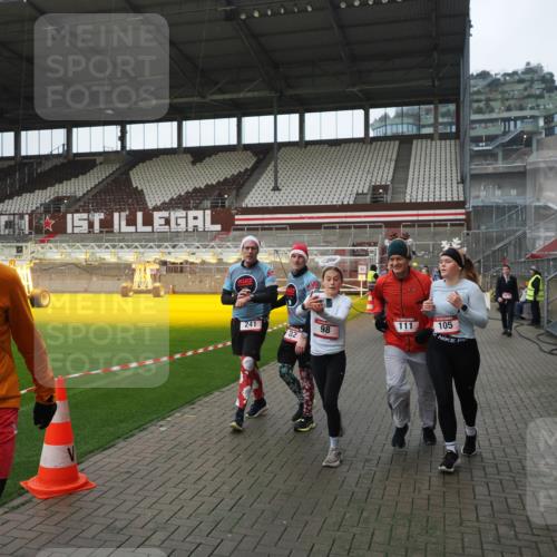 07.12.2025 - St. Pauli X-Mass-Run No. 15 Fabian Wolf http://msf.ph/oto/9414052 07.12.2025 11:21:29 Ziel 98, 105, 111, 232, 241, 1549, 1902, 1907, 2033, 2197, 2473, 2474, 2579, 2867, 3073, 3159, 3283 meine-sportfotos.de