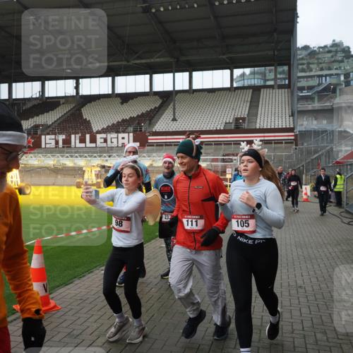 07.12.2025 - St. Pauli X-Mass-Run No. 15 Fabian Wolf http://msf.ph/oto/9414063 07.12.2025 11:21:30 Ziel 98, 105, 111, 232, 241, 1549, 1902, 1907, 2033, 2197, 2473, 2474, 2579, 3073, 3159, 3283 meine-sportfotos.de