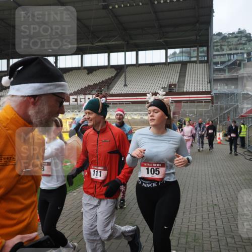 07.12.2025 - St. Pauli X-Mass-Run No. 15 Fabian Wolf http://msf.ph/oto/9414066 07.12.2025 11:21:30 Ziel 98, 105, 111, 232, 241, 1549, 1902, 1907, 2033, 2197, 2473, 2474, 2579, 3073, 3159, 3283 meine-sportfotos.de