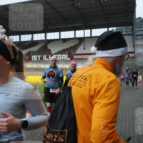 07.12.2025 - St. Pauli X-Mass-Run No. 15 Fabian Wolf http://msf.ph/oto/9414069 07.12.2025 11:21:31 Ziel 98, 105, 111, 232, 241, 1549, 1902, 1907, 2033, 2197, 2473, 2474, 2579, 3073, 3159, 3283 meine-sportfotos.de